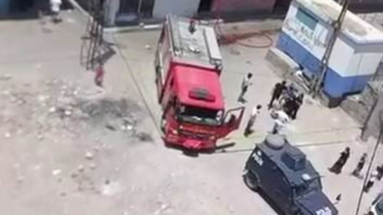 Diyarbakır Bağlar'da 3 katlı binanın üst katında yangın; ev kullanılamaz hale geldi