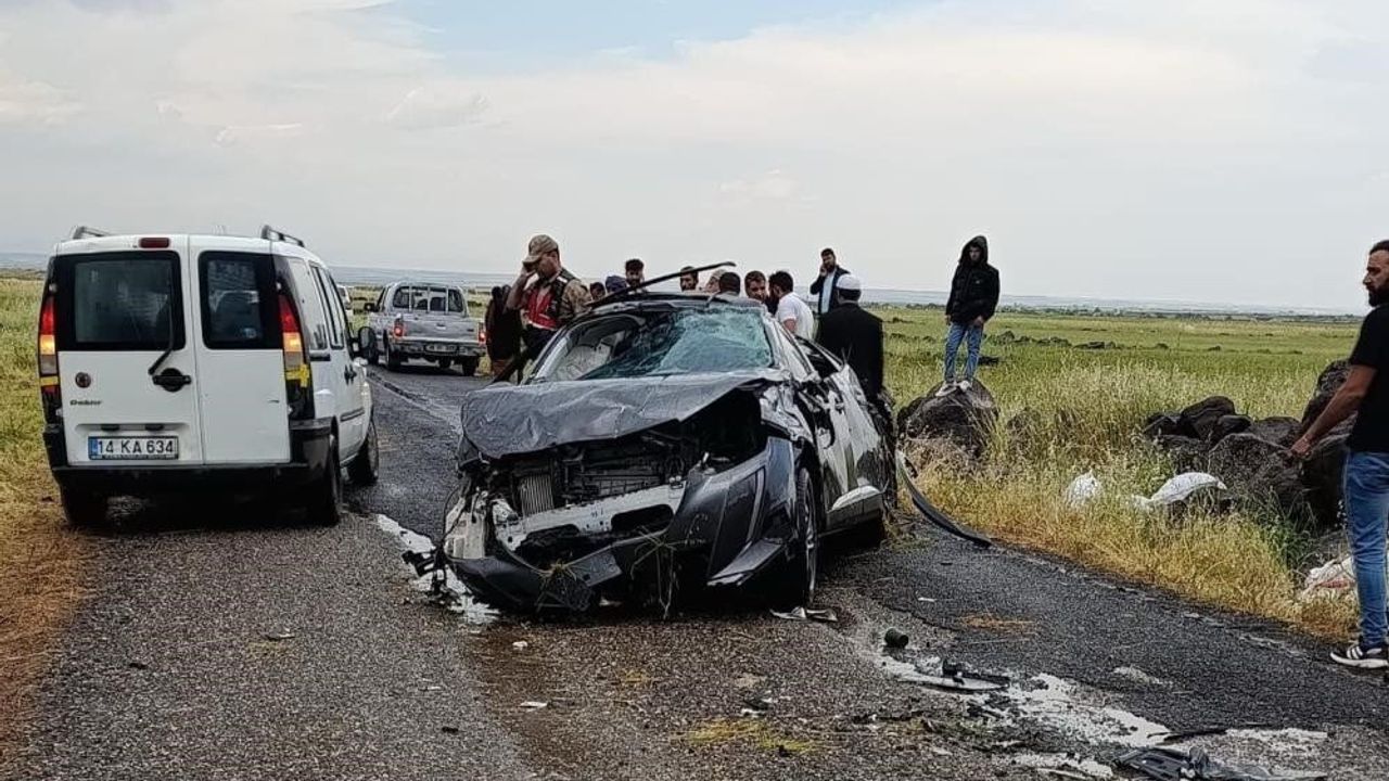 Diyarbakır Çınar'da nişan dönüşü kaza: 2 kişi hayatını kaybetti, anlar cep telefonu kamerasında