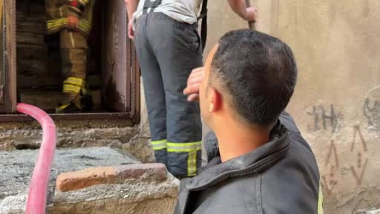 Diyarbakır'da 5 katlı binanın girişinde odunluk alev aldı, itfaiye müdahale etti
