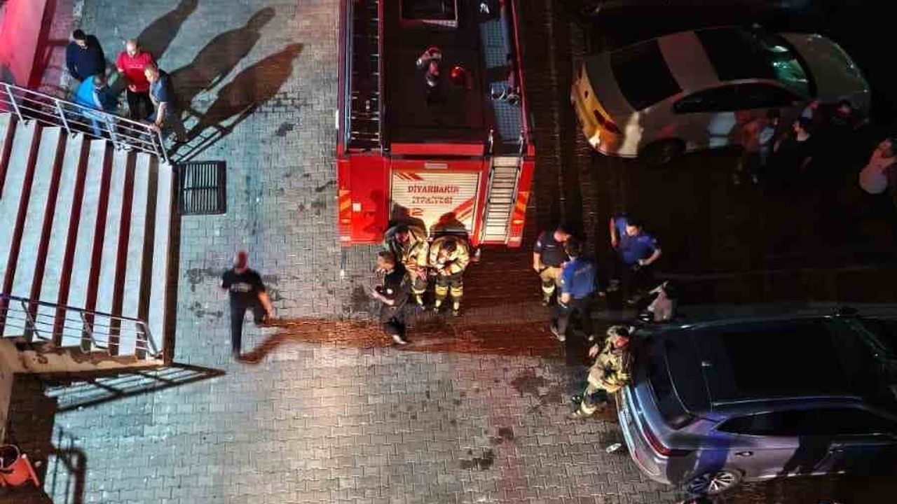 Diyarbakır'da apartman yangını: 4. kattaki dairede 1'i çocuk 2 kişi dumandan etkilendi