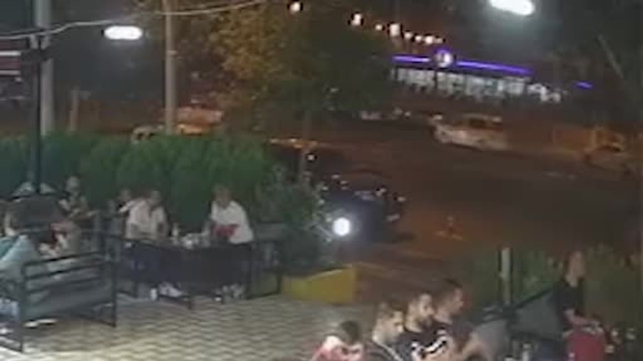 Diyarbakır'da araç yolun karşısına geçen yayaya çarptı, kaza güvenlik kamerasında