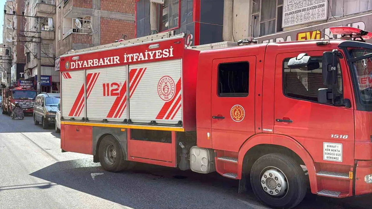 Diyarbakır'da bina girişindeki odunlukta çıkan yangın itfaiye tarafından söndürüldü