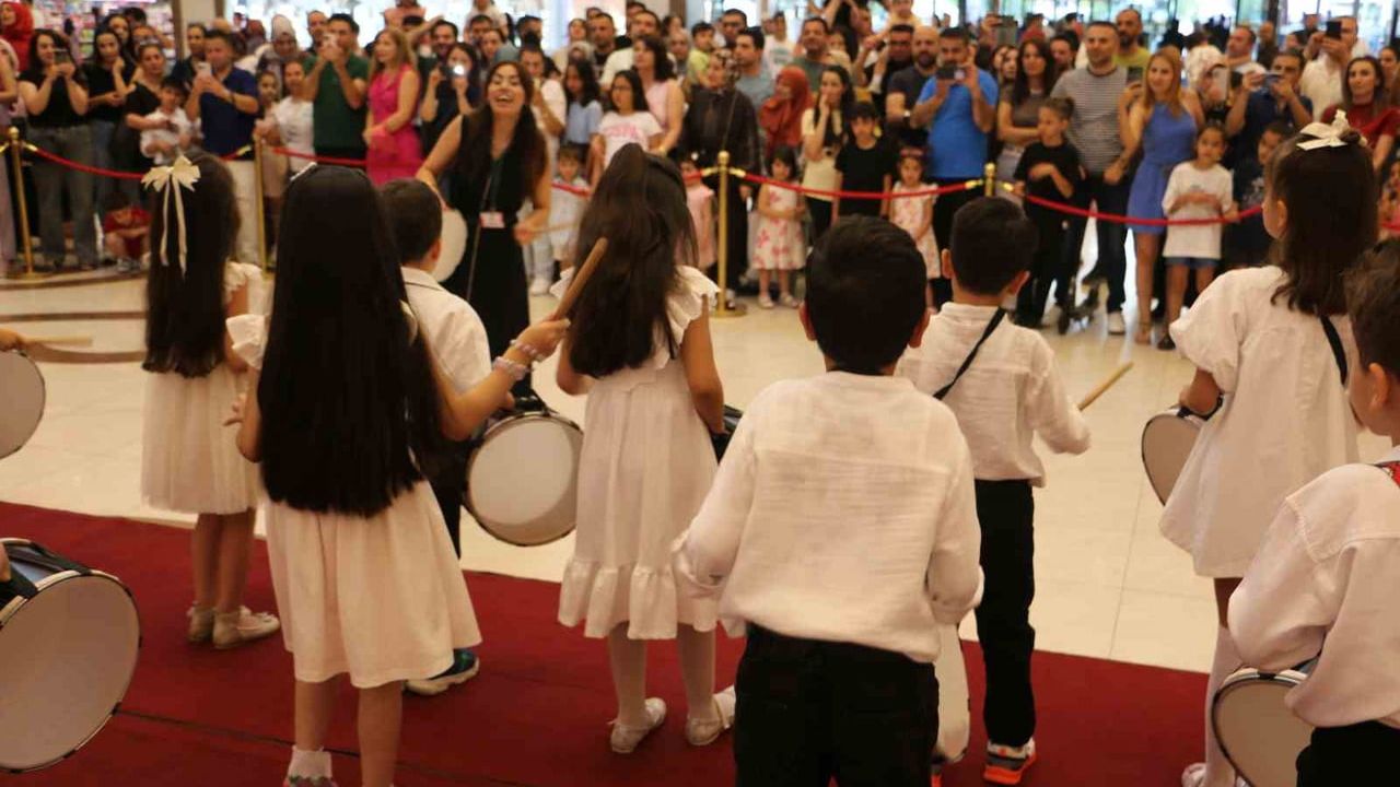 Diyarbakır'da Ceylan Karavil Park AVM'de Özel Kolejin Bahar Şenliği Yoğun İlgi Gördü