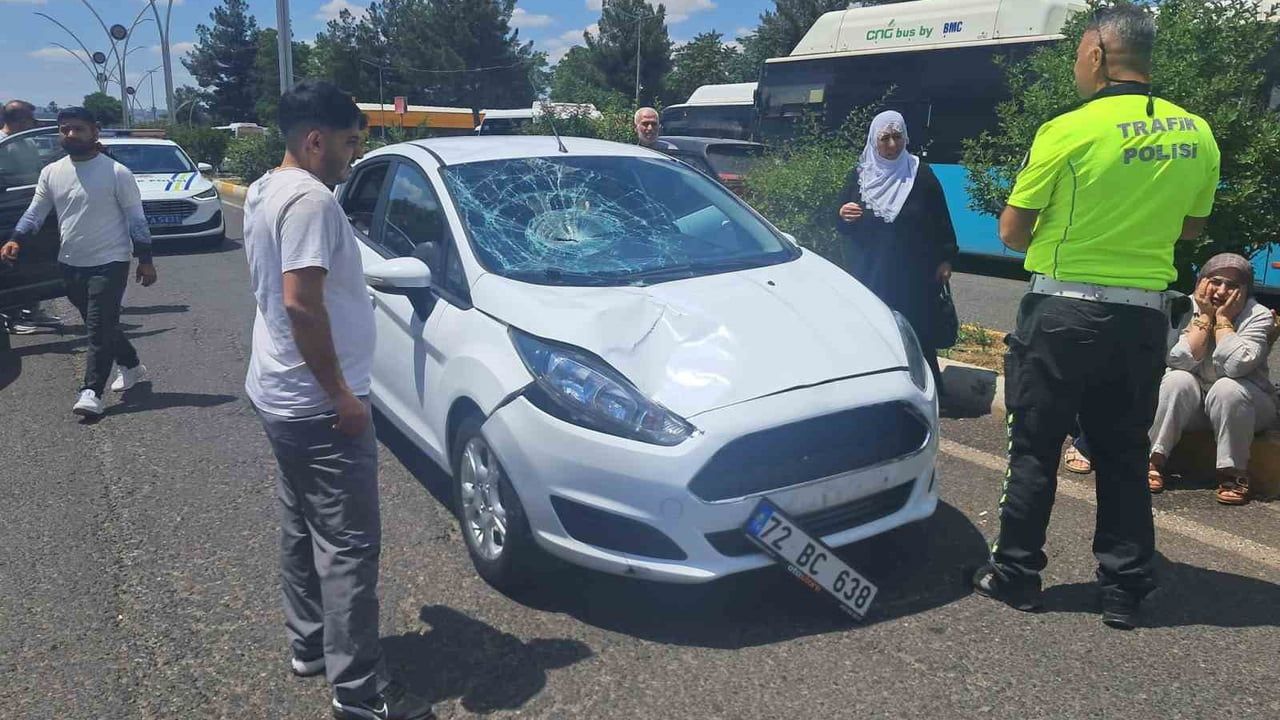 Diyarbakır’da Dicle Üniversitesi yerleşkesinde yolun karşısına geçmeye çalışan şahsa 72 BC 638 plakalı otomobil çarptı