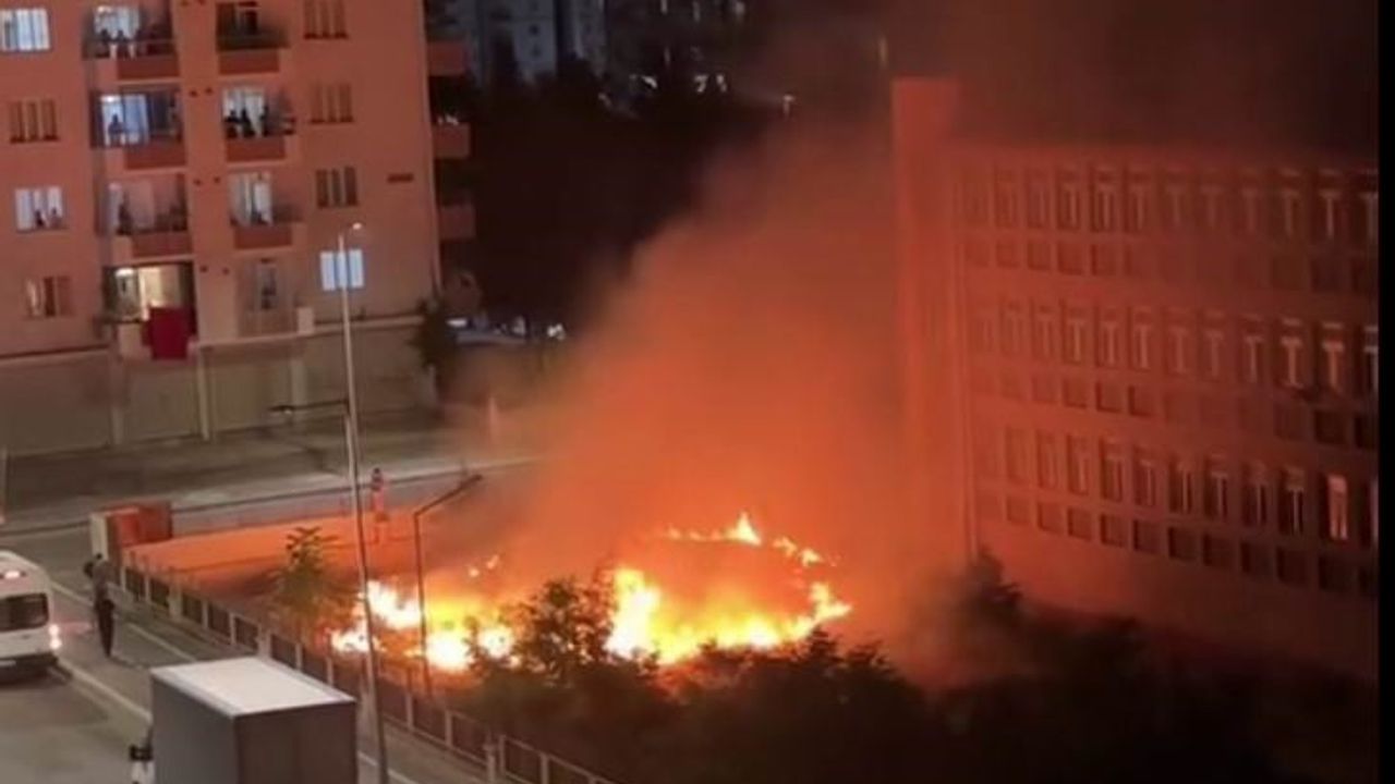Diyarbakır'da havai fişek okul bahçesinde yangın çıkardı