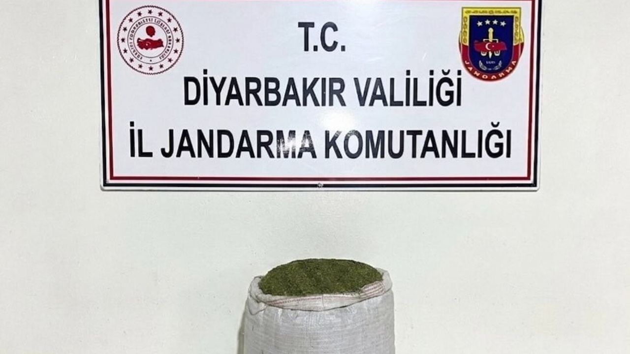 Diyarbakır'da jandarma operasyonlarında 21 kilo esrar ve 20 gram metamfetamin ele geçirildi