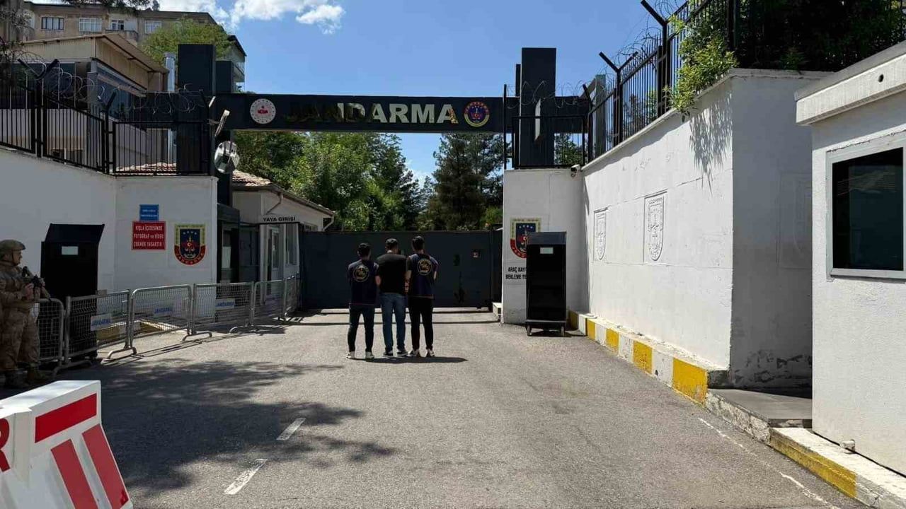 Diyarbakır'da Kesinleşmiş Hapis Cezası Bulunan 24 Kişi Jandarma Operasyonuyla Yakalandı