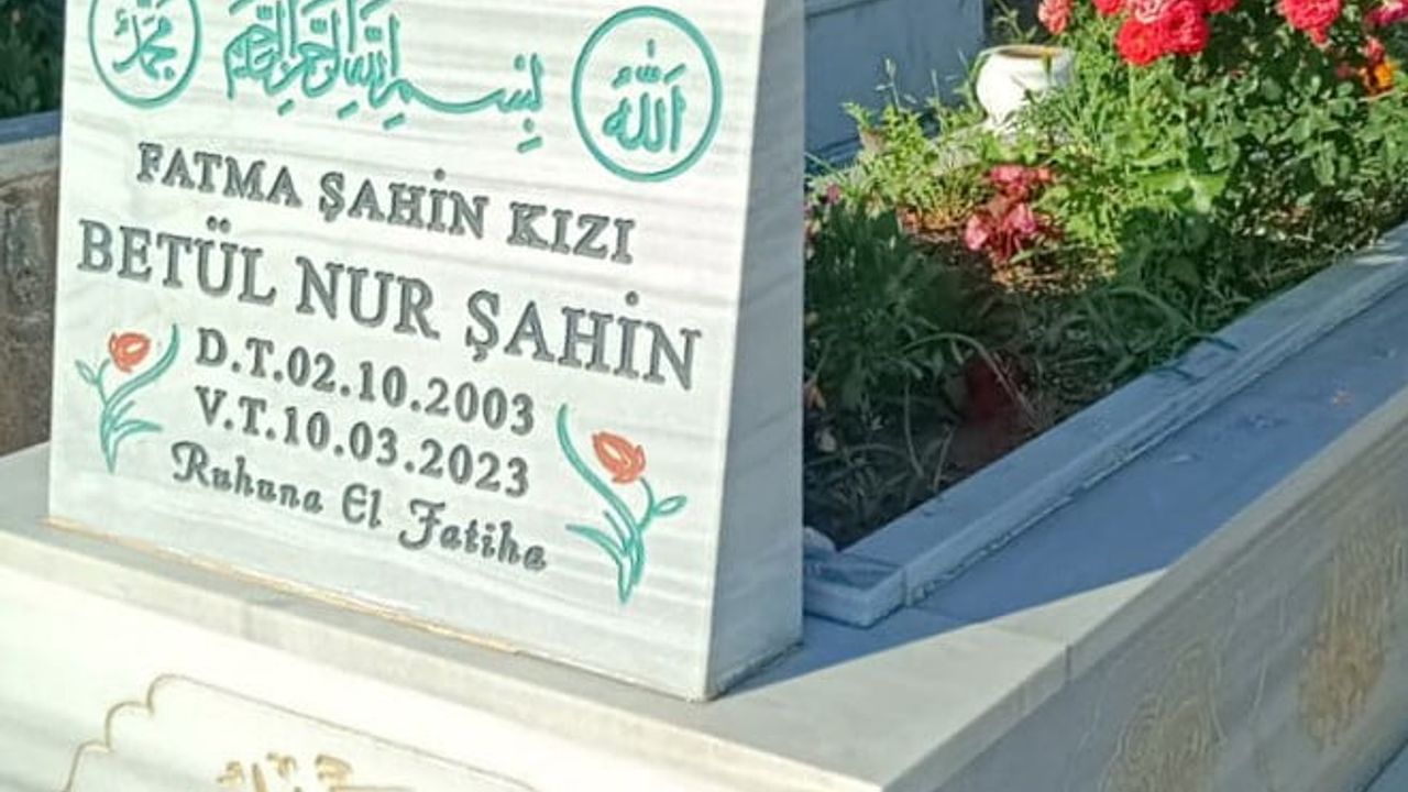 Diyarbakır'da mezar taşındaki isim tartışması boşanmaya, adliye önünde halay ve bağlama tepkisine yol açtı
