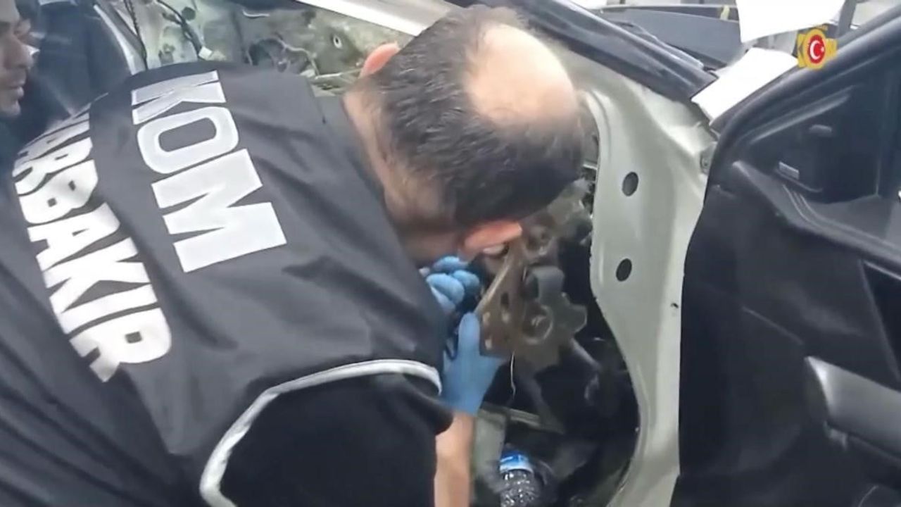 Diyarbakır'da otomobilin gizli bölmelerinden çok sayıda silah ele geçirildi