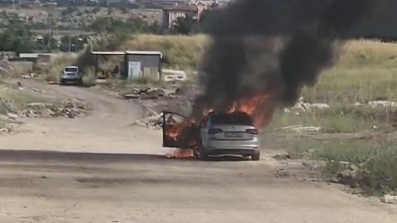 Diyarbakır'da seyir halindeki otomobil alev aldı; araç kullanılamaz hale geldi