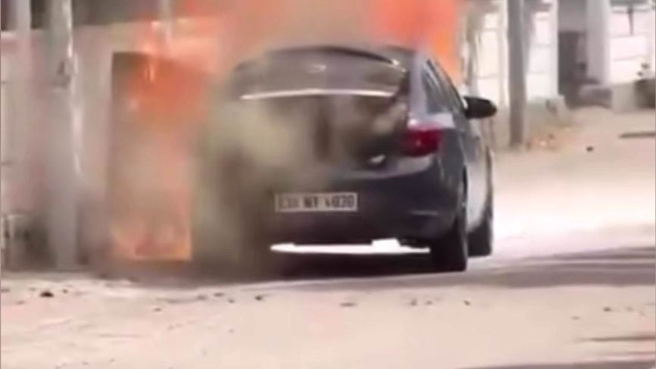 Diyarbakır'da Seyir Halindeki Otomobil Alev Aldı, Sürücü Kurtuldu