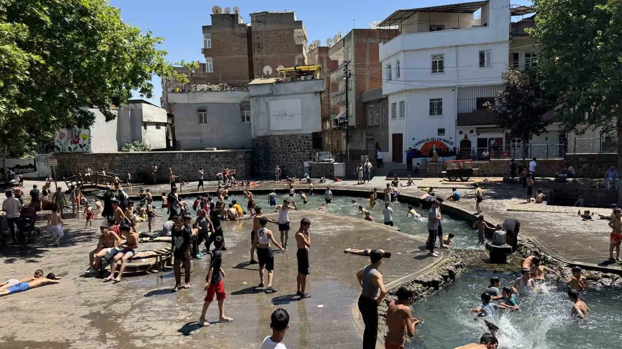 Diyarbakır'da sıcaklık 37 dereceye çıkınca çocuklar Anzele Parkı'na koştu