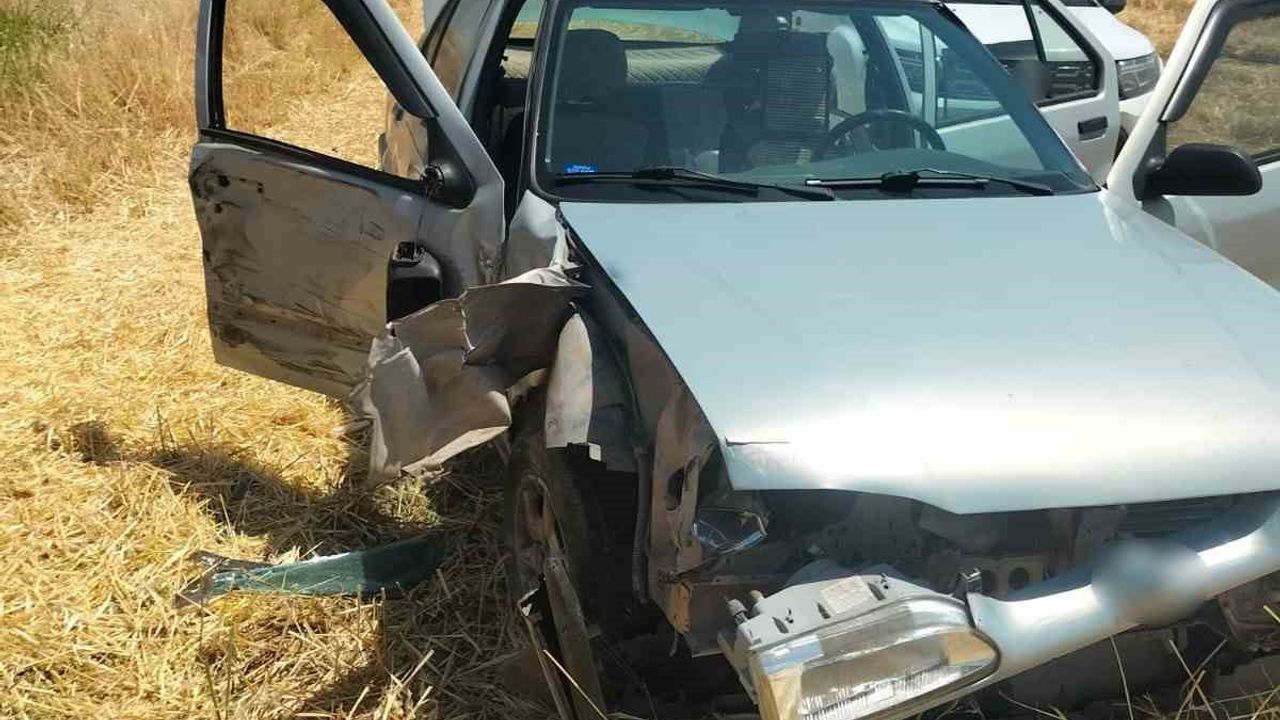 Diyarbakır'da traktörle otomobil çarpıştı: 3 yaralı