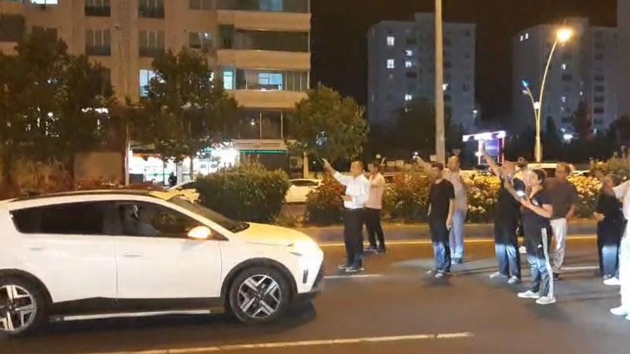 Diyarbakır'da vatandaşlar Fırat Bulvarı'nı kısa süreliğine trafiğe kapattı