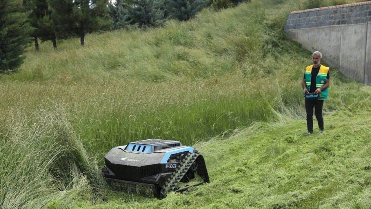 Diyarbakır'da yeni nesil hibrit ot biçme robotları filoya katıldı