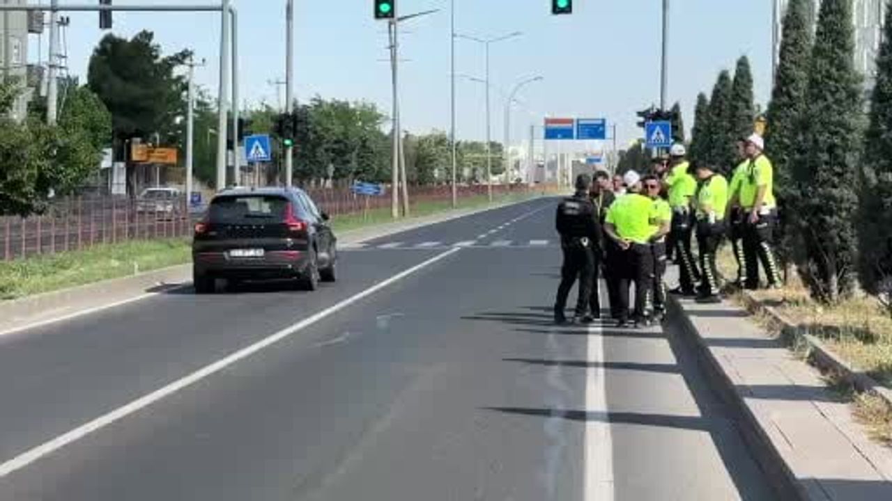 Diyarbakır'da yolun karşısına geçmeye çalışan yaya araç çarpması sonucu ağır yaralandı