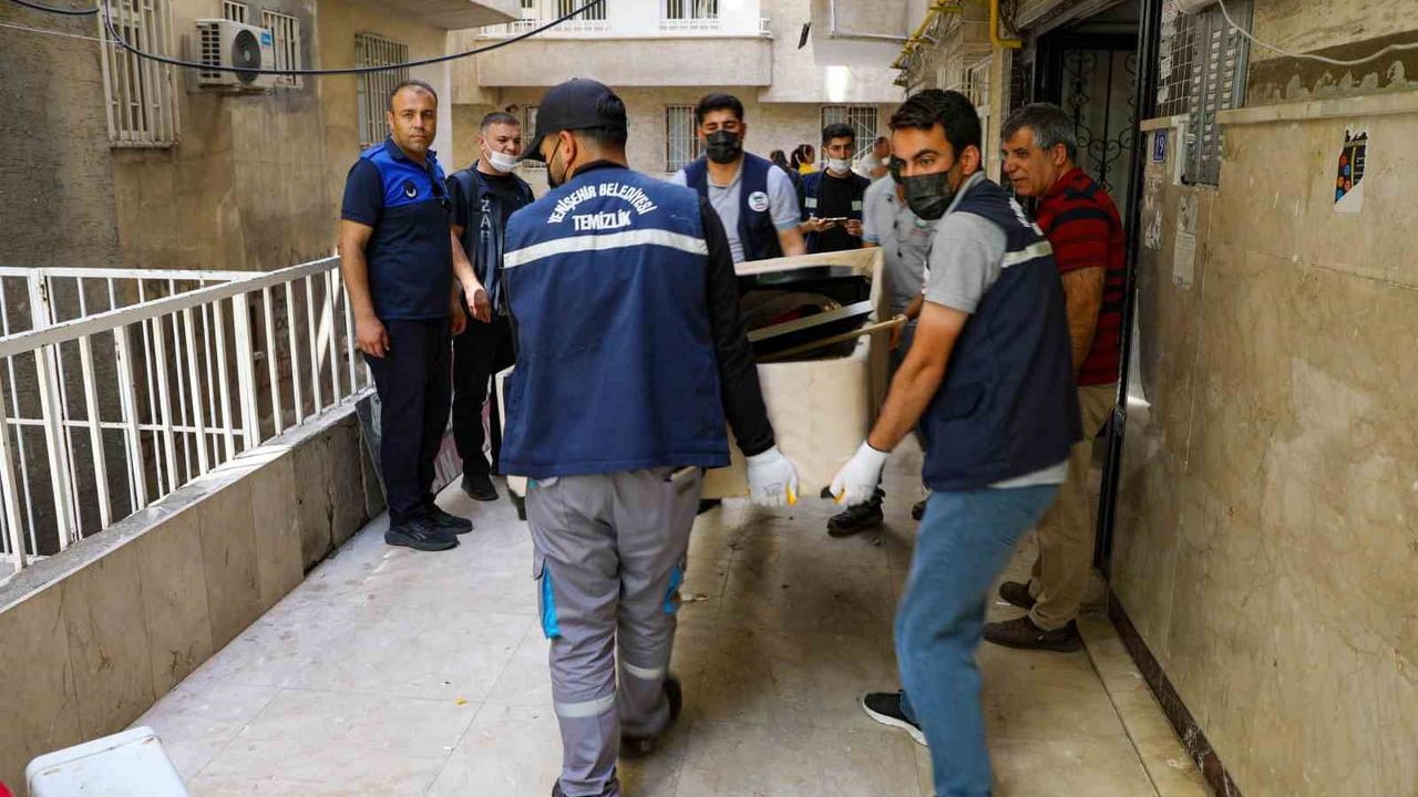 Diyarbakır’da Zümrüt Apartmanı'ndaki evden 3 kamyon çöp çıkarıldı