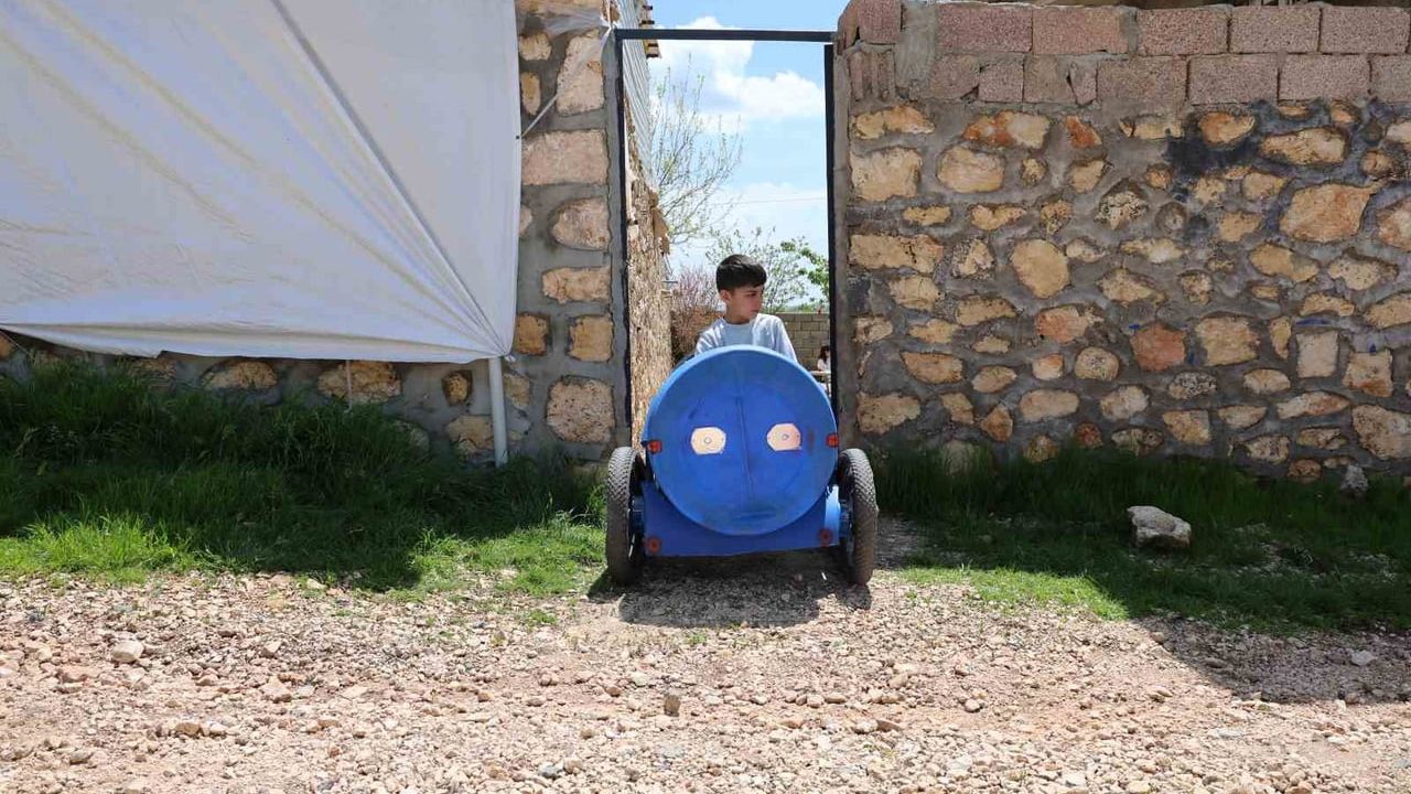 Diyarbakır Eğil'de baba, engelli oğlu için atık malzemelerle paletli akülü araba yaptı