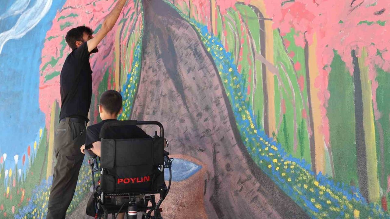 Diyarbakır'ın Eğil ilçesinde baba, engelli oğlunun hayallerini duvara çizdi