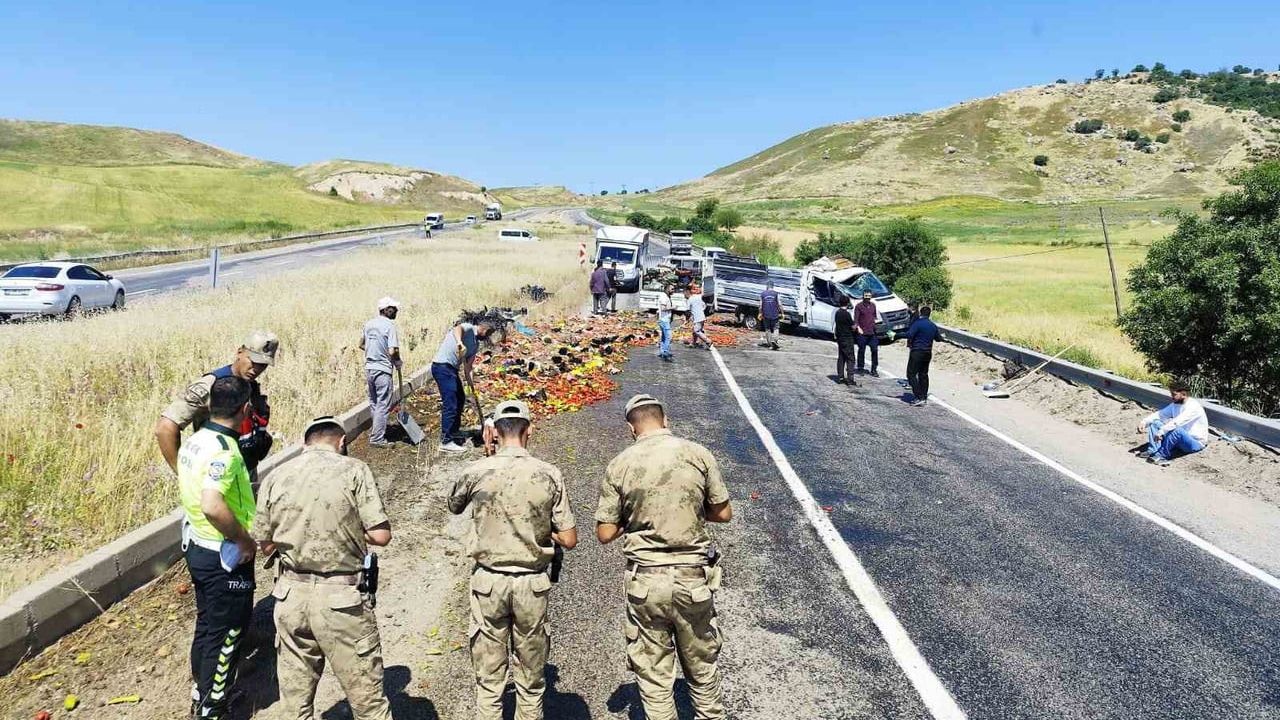 Diyarbakır Silvan'da meyve-sebze yüklü kamyonetin tekeri patladı, ürünler yola savruldu