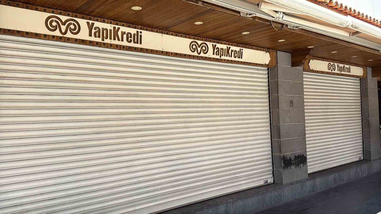 Diyarbakır Sur'daki Yapı Kredi Şubesine Silahlı Saldırı: Şube Geçici Olarak Kapatıldı, Polis Soruşturması Başlattı
