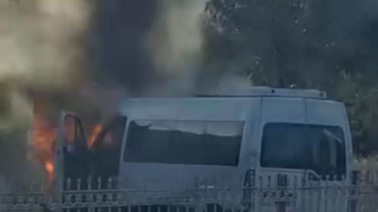 Diyarbakır Yenişehir'de seyir halindeki minibüs yanarak kullanılamaz hale geldi