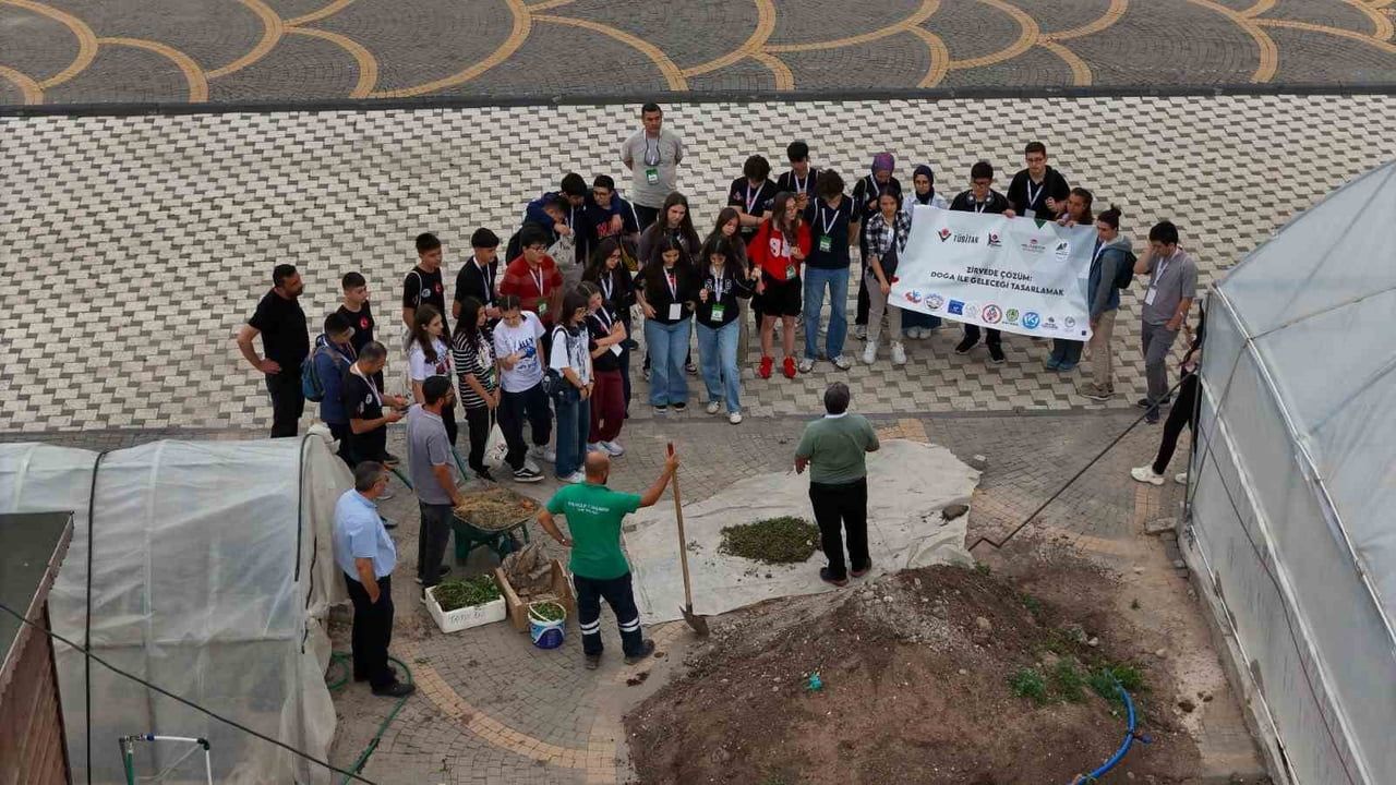 Doğal Ürünler Bahçesi'nde TÜBİTAK 4004 eğitimiyle genç çevreciler yetişiyor