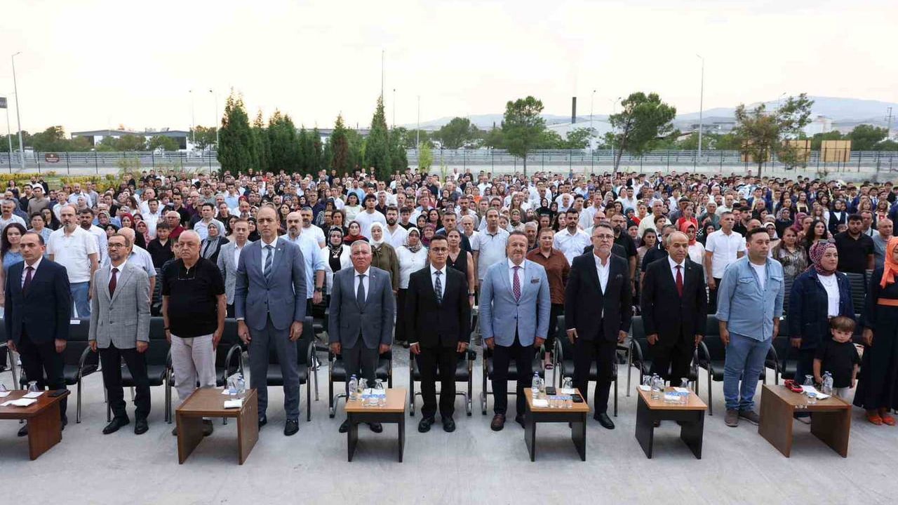 DOSTEK Koleji'nde 228 öğrenci mezuniyet heyecanı yaşadı