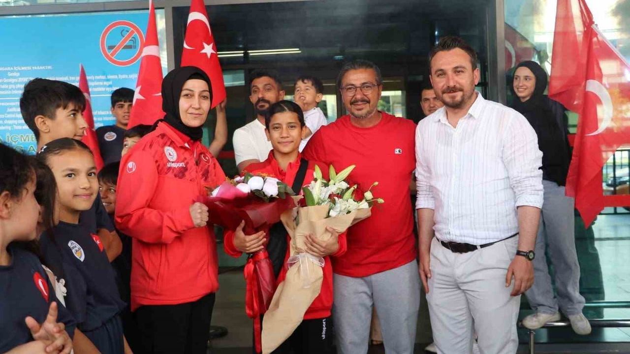 Dünya şampiyonu Ayşegül Açık’a coşkulu karşılama