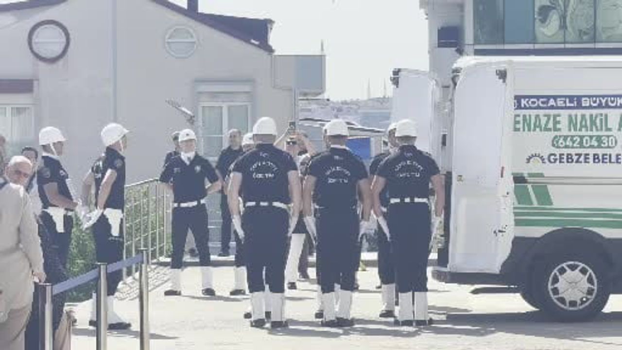 Duruşma sırasında hayatını kaybeden savcı için Gebze Adliyesi'nde tören