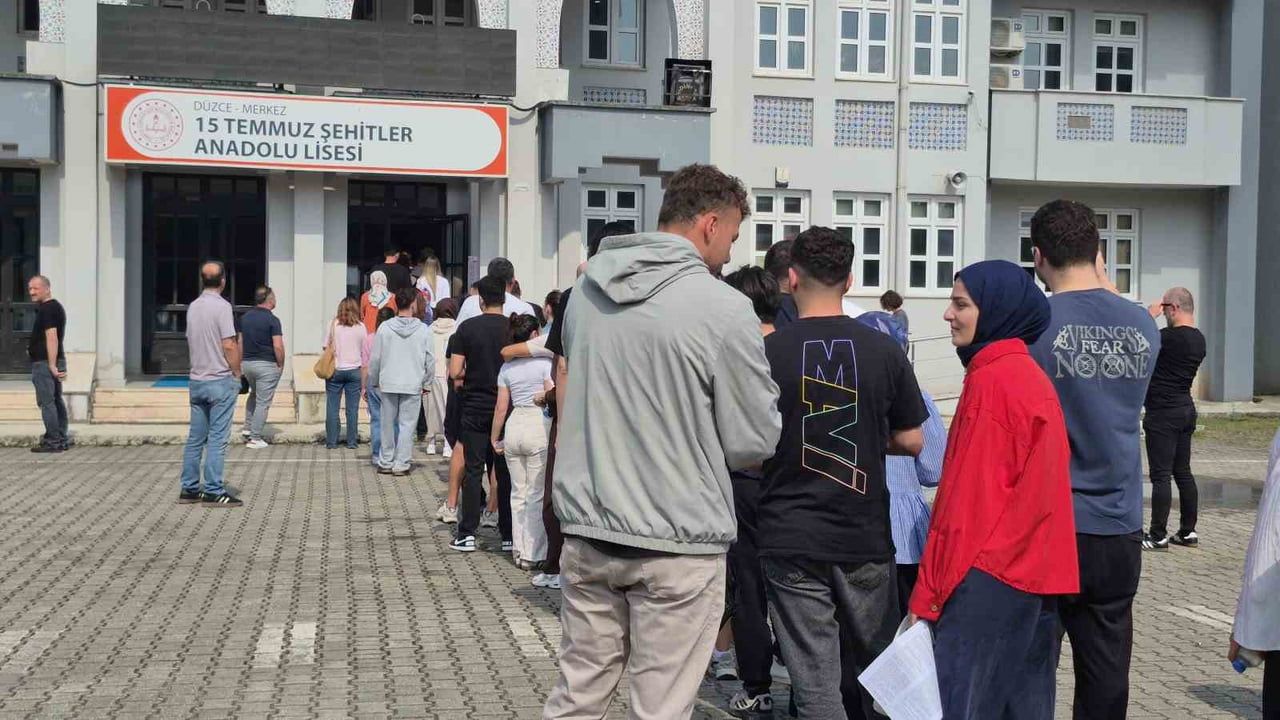 Düzce 9 binden fazla öğrenci sınavda ter döküyor