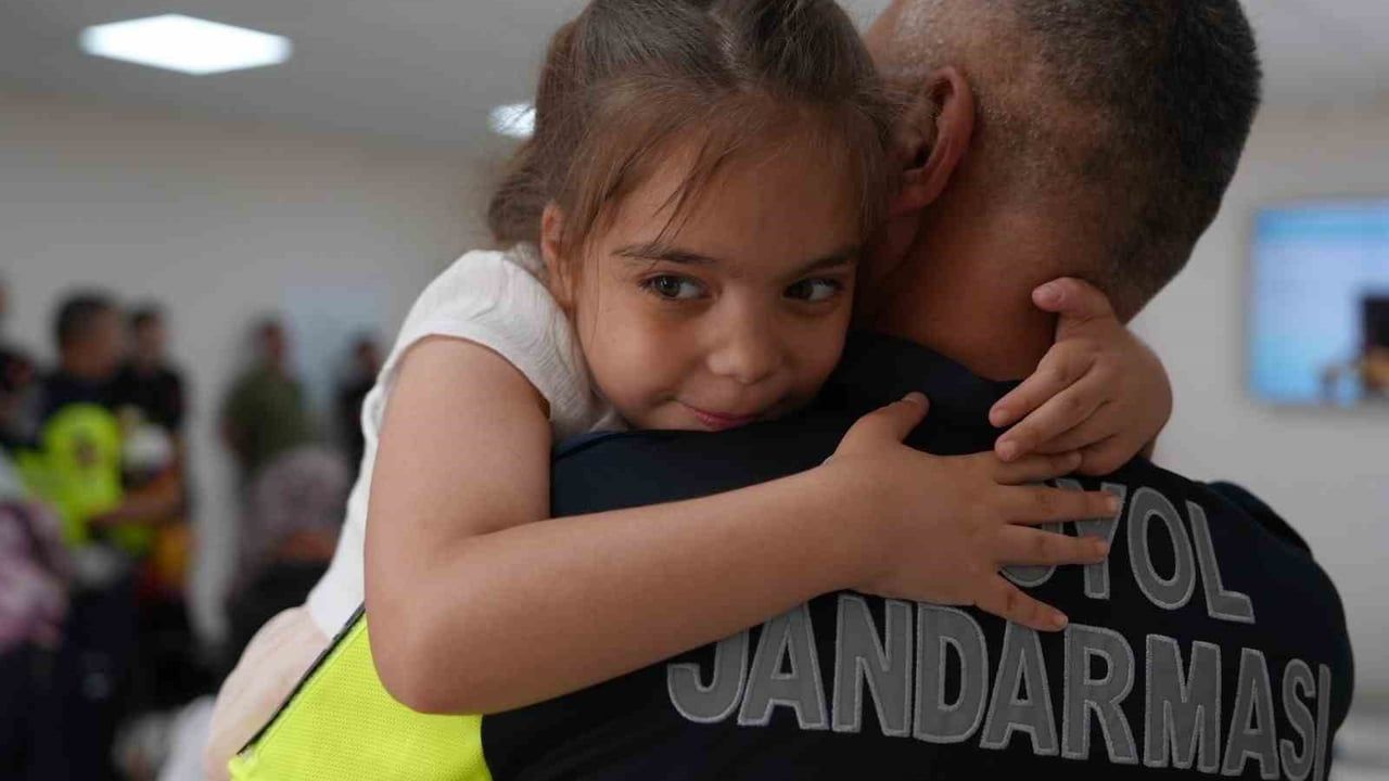 Düzce Belediyesi’nden eğitime gelen Jandarma personeline Babalar Günü sürprizi