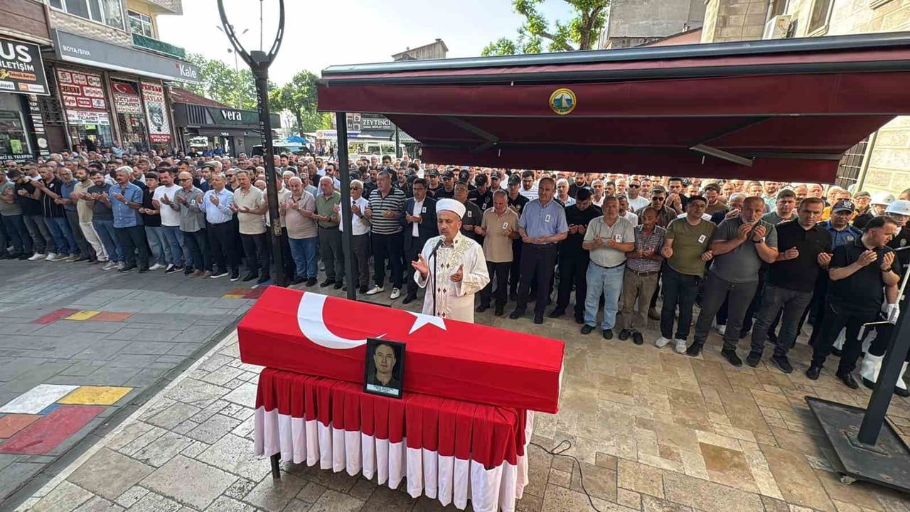 Düzce'de görevli polis memuru Samet Özdemir evinde kalp krizi sonucu yaşamını yitirdi