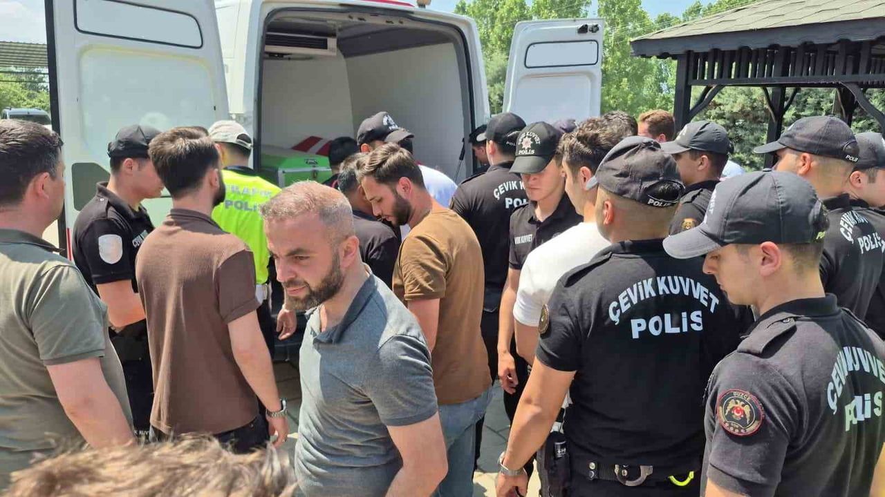 Düzce'de görevli polis memuru Samet Özdemir evinde ölü bulundu