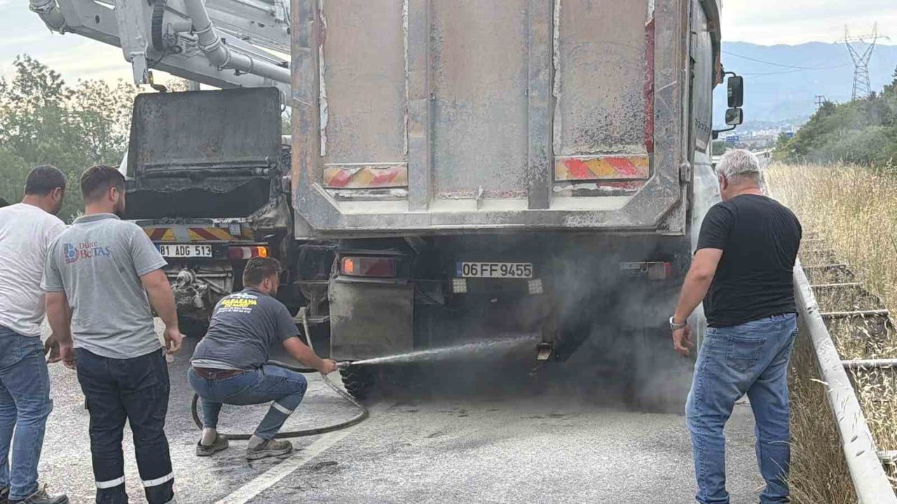 Düzce’de Kamyon Lastiği Alevlendi: Beton Pompası ve Mikser Sürücüleri Yangını Söndürdü