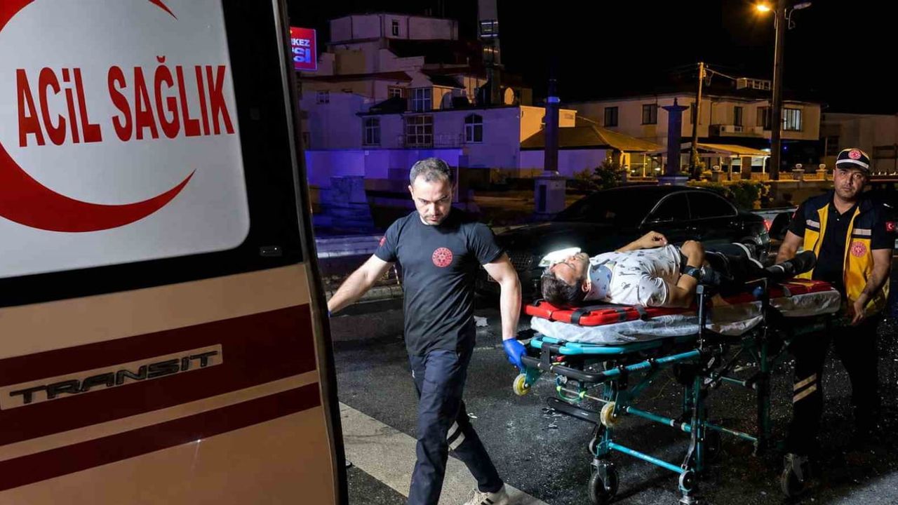 Düzce'de kavşakta iki otomobil çarpıştı: 5 yaralı