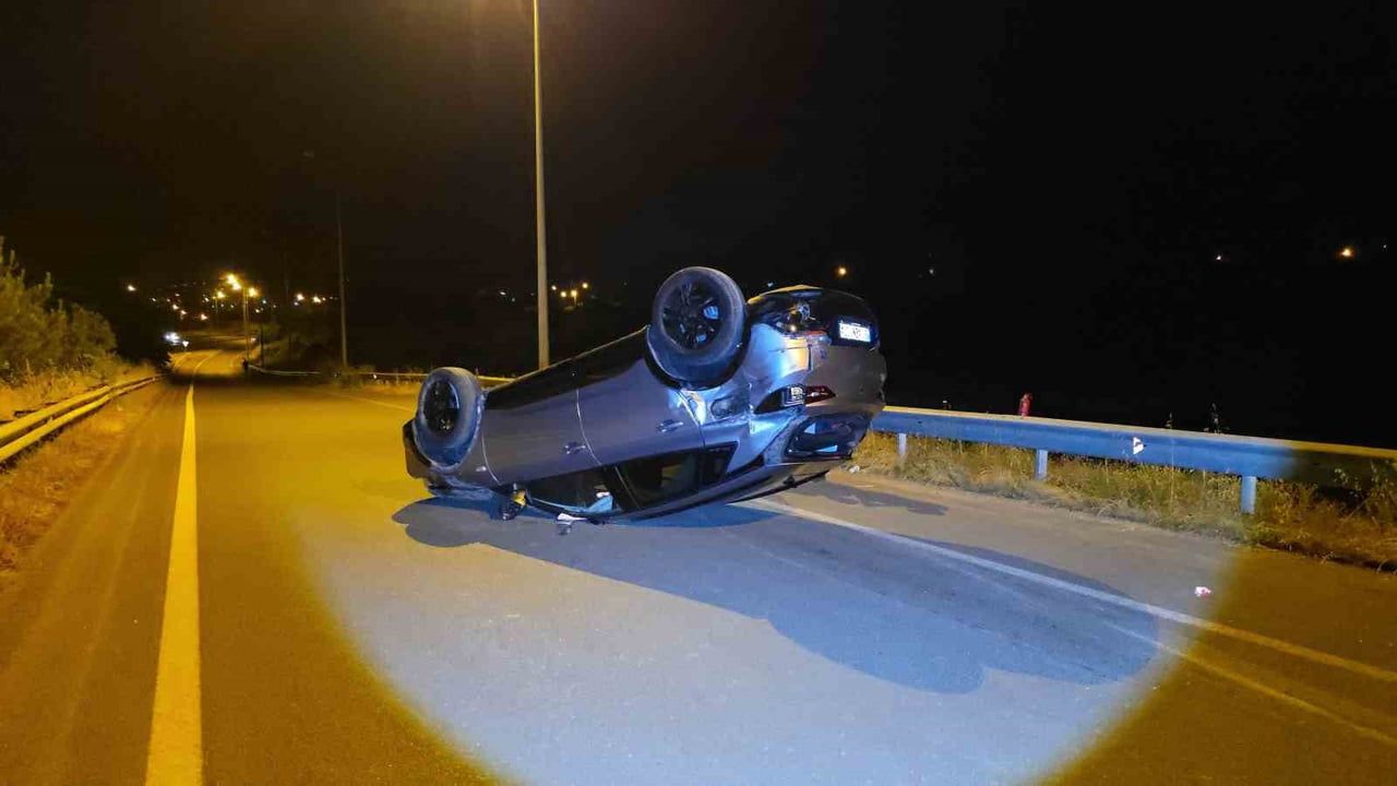 Düzce'de Köprüde Zincirleme Kaza: Otomobil Kamyona ve Otomobile Çarpıp Takla Attı, 2 Yaralı