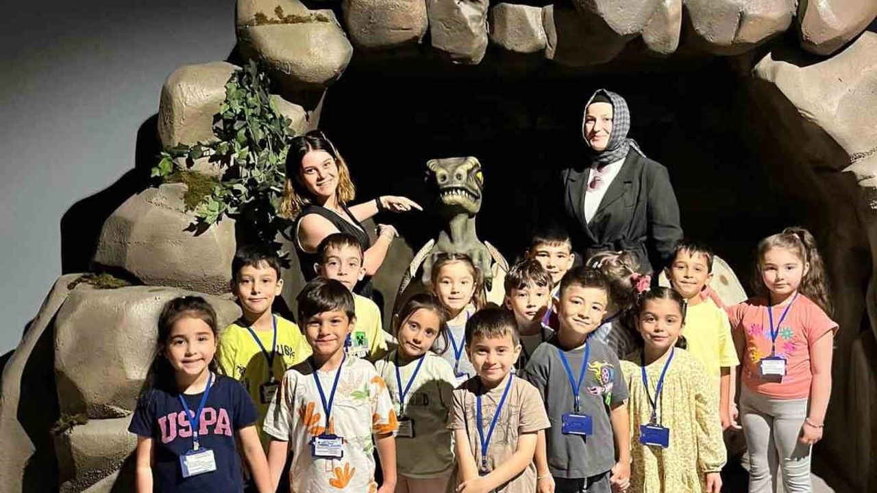 Düzce'de minikler Işıklı Masal ve Keşif Ormanı Sergisi'ne hayran kaldı