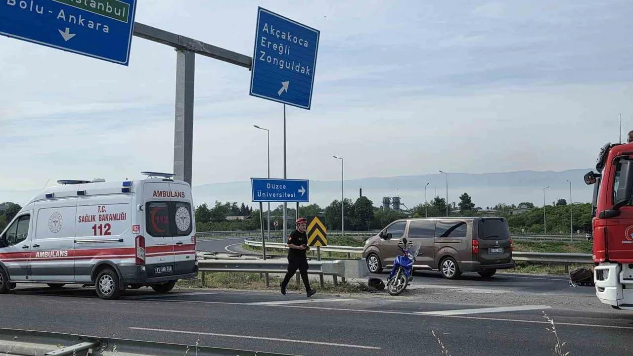 Düzce'de motosiklet virajı alamayıp çelik bariyere çarptı; sürücü hastaneye kaldırıldı