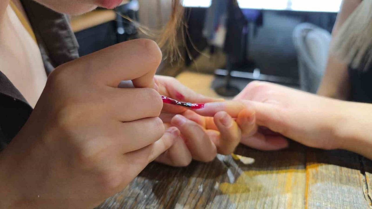 Düzce'de salon, A Milli Takım'a ay-yıldızlı tırnak ve ücretsiz hizmetlerle destek veriyor