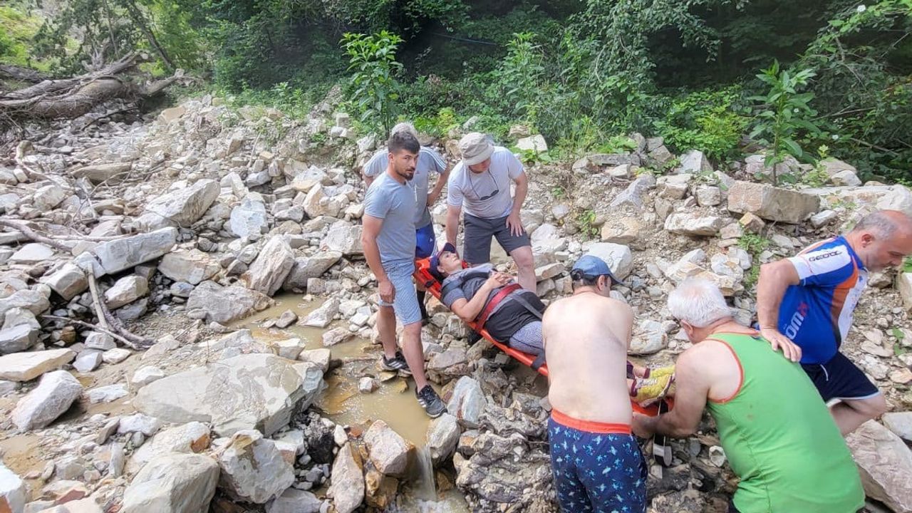 Düzce’de şelalede yürüyüş yaparken yaralanan turist kurtarıldı