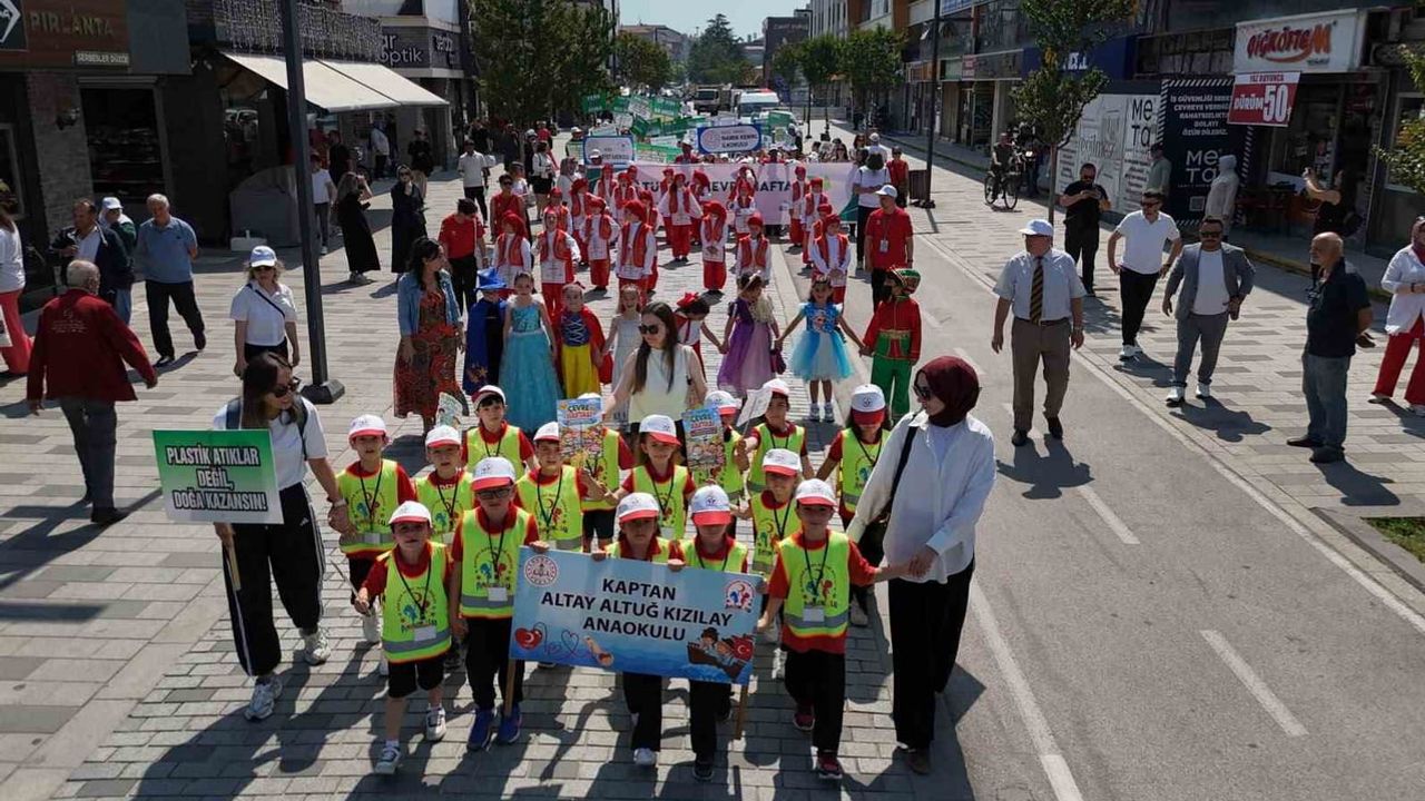 Düzce'de Türkiye Çevre Haftası ve 5 Haziran Etkinliği: Öğrenciler Geri Dönüşümü Tanıttı