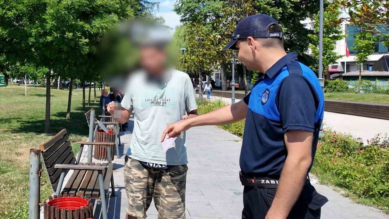 Düzce'de yere çöp atan vatandaşa ceza, paketini çöpe attı