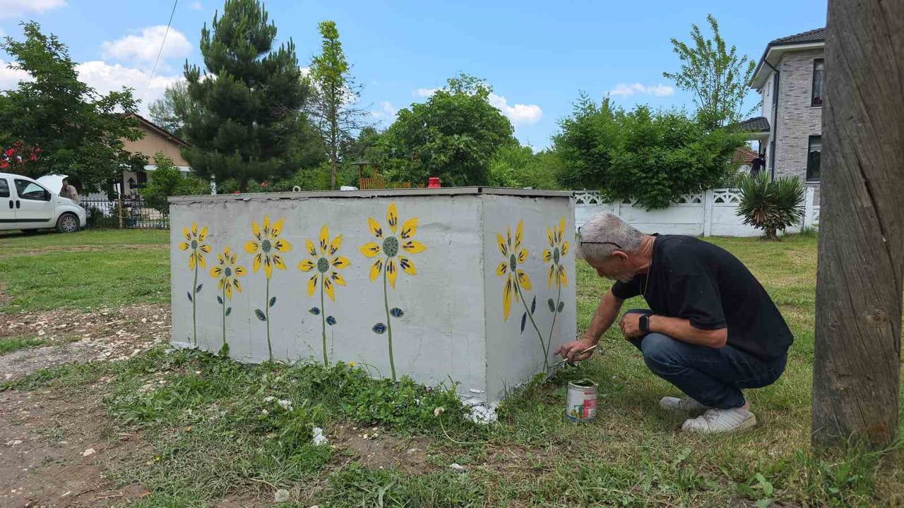 Düzce Duraklar'da gönüllü sanatçının fırçası köy estetiğine katkı sağladı