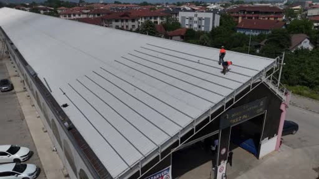 Düzce merkez pazaryeri çatısına 1 megawattlık güneş enerji sistemi kuruluyor