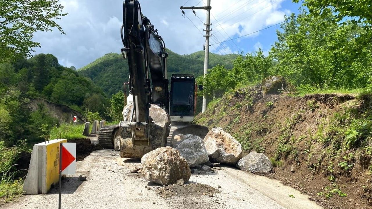 Düzce Uğur Köyü'nde Aşırı Yağış Sonrası Heyelan: İl Özel İdaresi Müdahalesi Sürüyor