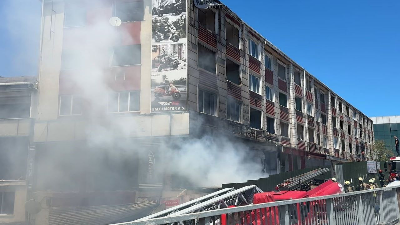 E-5 Beşyol'da metruk binada yangın: İtfaiye söndürdü, yan yol trafiği kilitlendi