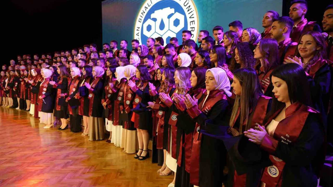 EBYÜ’de mezuniyet coşkusu: 115 doktor sağlık ordusuna katıldı