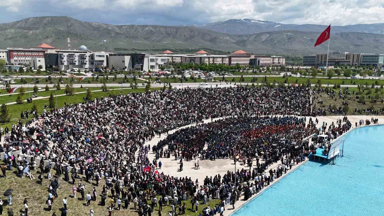 EBYÜ’de yaklaşık 3 bin 150 öğrenci için toplu mezuniyet töreni düzenlendi