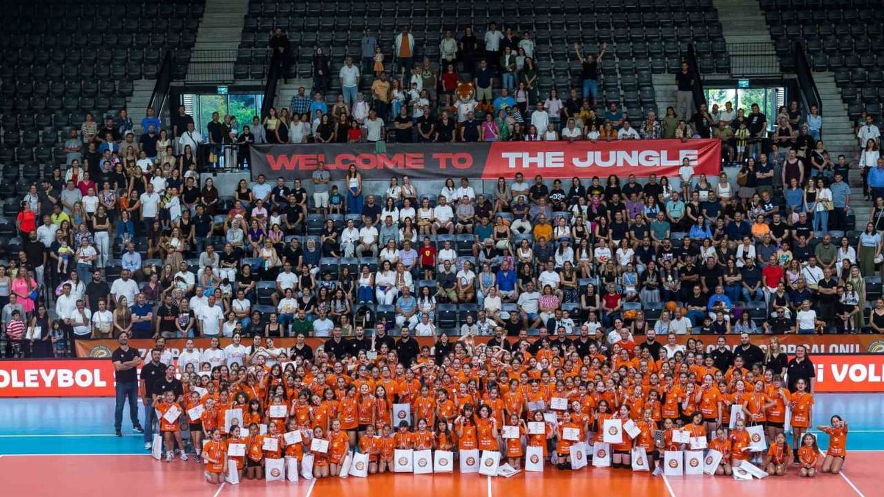 Eczacıbaşı Spor Kulübü mini voleybol şenliğini gerçekleştirdi